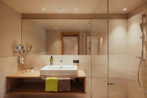 奥蒂塞伊格林酒店的一间带水槽和淋浴的浴室