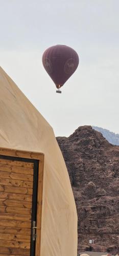 瓦迪拉姆Darien Luxury Camp的热气球在帐篷上飞行
