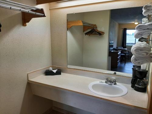 森特勒利亚Centralia Inn的一间带水槽和镜子的浴室
