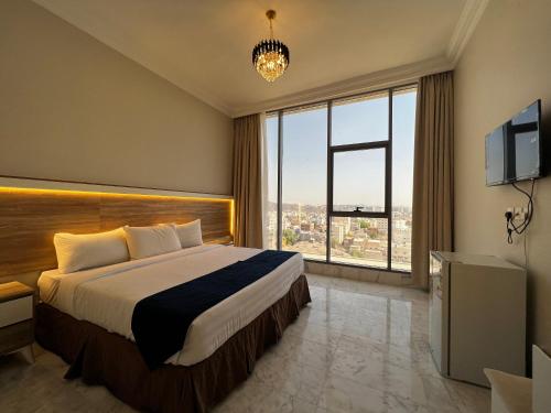 麦地那Taiba Karim Hotel Madina的酒店客房设有一张床和一个大窗户
