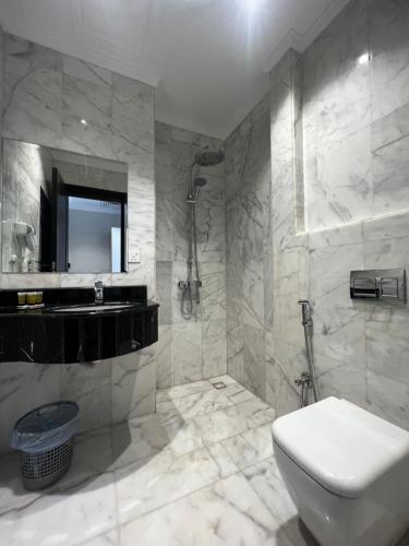 麦地那Taiba Karim Hotel Madina的浴室配有卫生间、盥洗盆和淋浴。