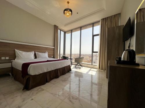 麦地那Taiba Karim Hotel Madina的酒店客房设有一张床和一个大窗户