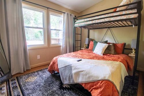 伯明翰Serenity on Montclair - Groups/Games/FastWiFi的一间卧室配有一张床和一张双层床。