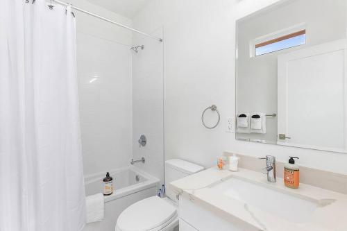 西雅图Vhagar's Valyria's Vista的白色的浴室设有卫生间和水槽。