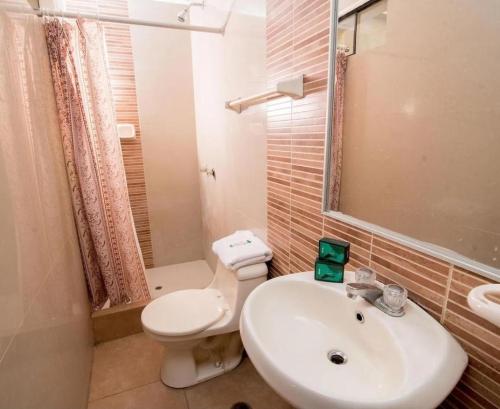 皮乌拉Hotel Arizona Piura的浴室配有白色卫生间和盥洗盆。