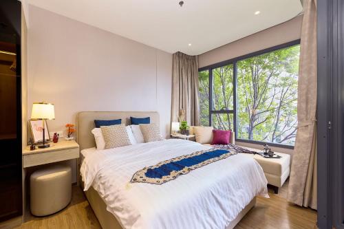 芭堤雅市中心Once condo - Pattaya central location - Brand new apartments的一间卧室设有一张大床和一个大窗户