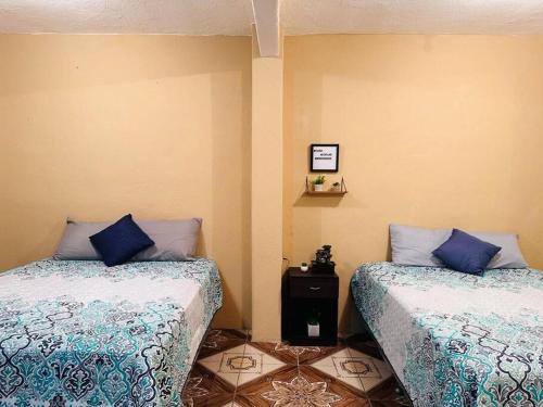 圣佩德罗拉拉古纳Casa Nicolas #1的两张睡床彼此相邻,位于一个房间里