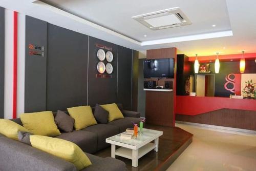 奥南海滩Hangover Aonang的客厅配有沙发和桌子