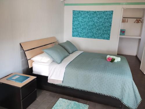 安加罗阿Cabañas Kitai的一间卧室配有蓝色和白色床单