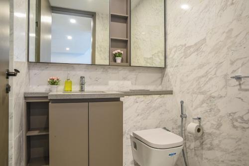 吉隆坡Eaton KLCC Suites By Elite的一间带卫生间、水槽和镜子的浴室