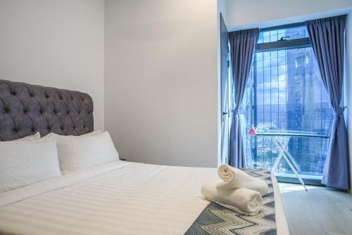 吉隆坡Eaton KLCC Suites By Elite的一间卧室设有一张大床和大窗户