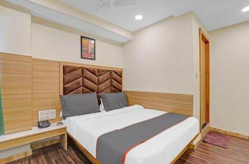 艾哈迈达巴德HOTEL STAY INN的一间卧室,卧室内配有一张大床