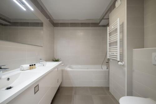 芒通Villa Eden - Maison de ville au coeur de Menton, plage à 7 minutes的浴室配有盥洗盆、卫生间和浴缸。