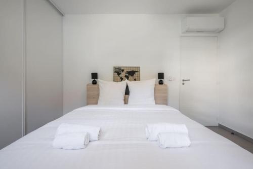 芒通Villa Eden - Maison de ville au coeur de Menton, plage à 7 minutes的白色的床、白色床单和枕头