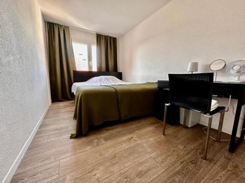 苏黎世Spacious apartment的一间卧室配有一张床和一张带钢琴的书桌