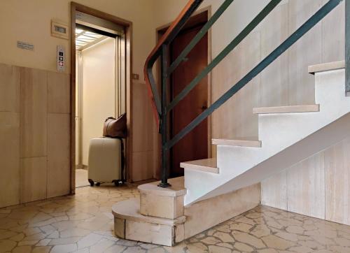 维罗纳Corte Melone room rental的走廊上设有楼梯和手提箱