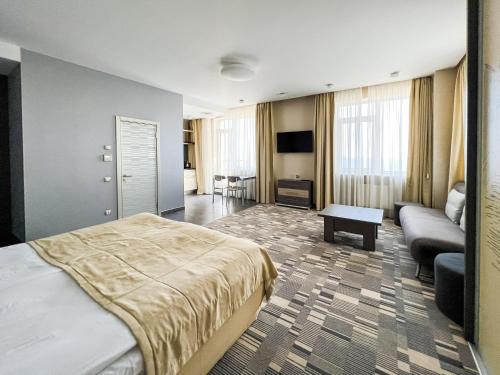 敖德萨12楼公寓酒店的酒店客房,配有床和沙发