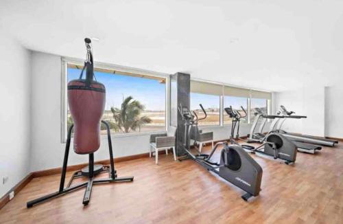 欧普尔Obhur Residence 2的健身房设有有氧器材和大窗户