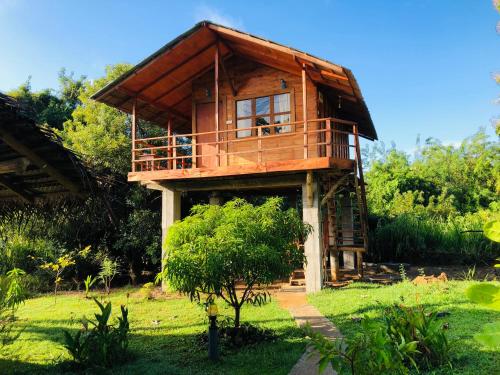 锡吉里亚Sungreen Cottage Sigiriya的田间中的一个树屋