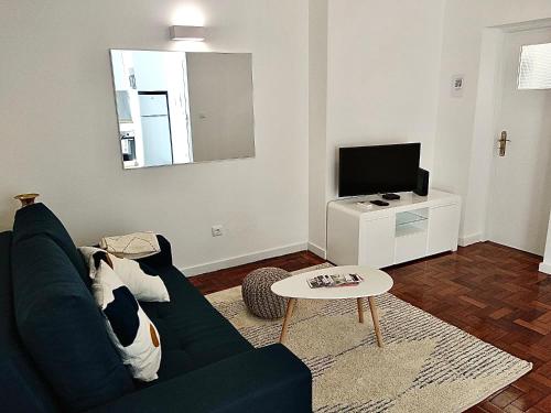 布拉干萨Cantinho do Castelo的带沙发和电视的客厅