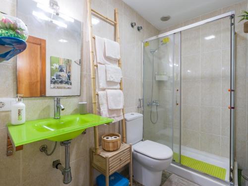 大加那利岛拉斯帕尔马斯Bluebeach的浴室配有盥洗盆、卫生间和淋浴。