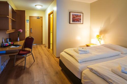 劳加尔劳迦酒店的酒店客房配有两张床和一张书桌