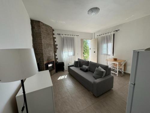 贝瑙卡斯apartamento arroyo的客厅配有沙发和桌子