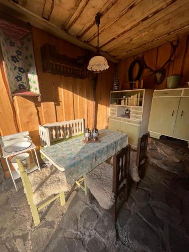LaziskoChalupa Soľ nad zlato的一间厨房,里面配有桌椅