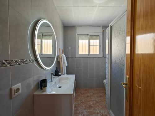 代尔特布雷La caseta del canal的白色的浴室设有水槽和镜子