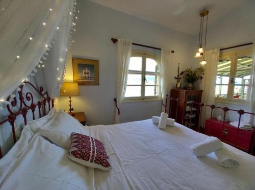 加拉希德松Aphrodite's Coast Retreat House!的卧室配有一张带两个枕头的大白色床