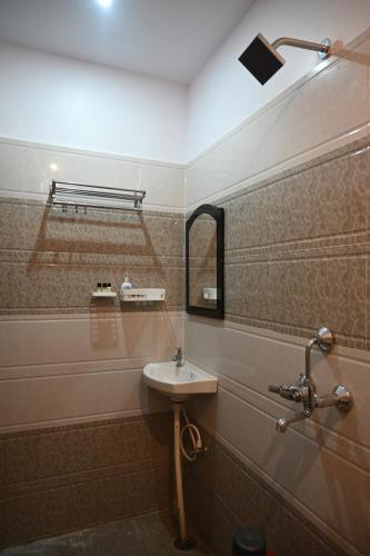 巴特那HOTEL DIAMANT INN的一间带水槽和镜子的浴室