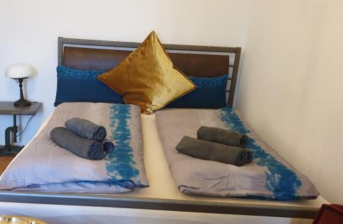 不莱梅Exklusive 3-Zimmer-Wohnung, 2 Ebenen, Messe, Zentrum, 67 m2的床上有2个枕头