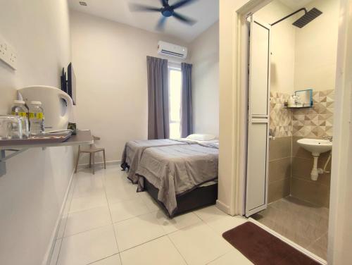 加央Lembah Saerah Resort的一间卧室配有一张床、淋浴和盥洗盆