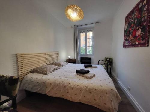 维也纳Ô Bon'Endroit - Appartement Confort - Centre Ville的一间卧室设有一张大床和一个窗户。