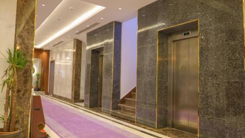 吉赞فندق فاندال的走廊上设有门和楼梯的酒店