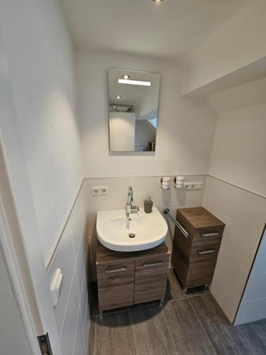 埃尔丁Ferienwohnung Klettham的一间带水槽和镜子的浴室