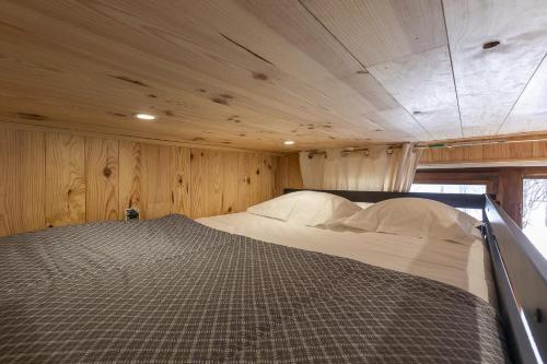 瓦勒迪泽尔Résidence Les Crêts 1 - Val-d'Isère的一张位于带木制天花板的客房内的大床