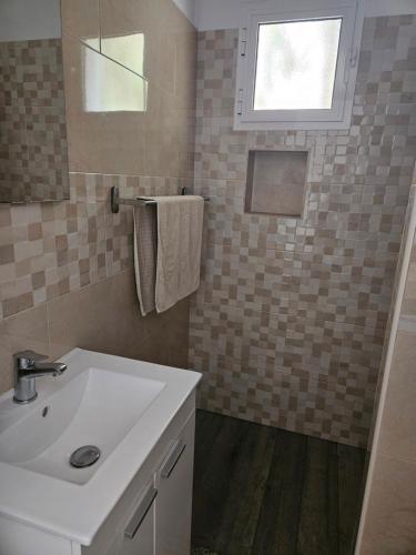 巴尔巴特Casita La Raiz的一间带白色水槽和窗户的浴室