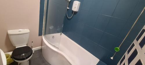 巴恩斯利Charming 1-Bed Apartment in Barnsley的浴室配有卫生间、淋浴和电话