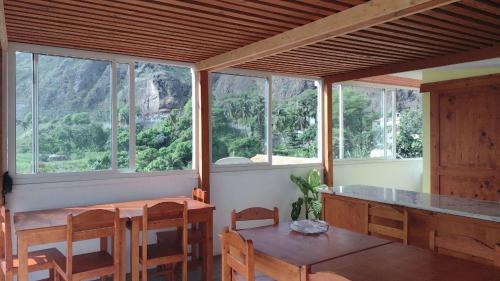 PaulOasis Paul Residencial的客房设有桌椅和窗户。