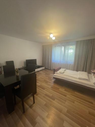 布拉索夫Londof Villa with panoramic view的卧室配有一张床和一张桌子及椅子
