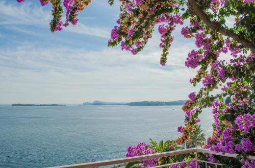 加尔多内-里维耶拉佛罗里达别墅酒店套房&套房公寓的享有水景和鲜花美景