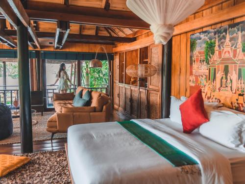 贡布Devi Kampot Resort at Phum Kampot的一间带大床的卧室和一间客厅