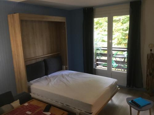拉吉约勒Lo Cantalés d’Aubrac的卧室配有白色的床和窗户。