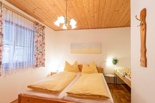 莫斯堡Urlaubsbauernhof Wabnig的一间卧室设有两张床和窗户。