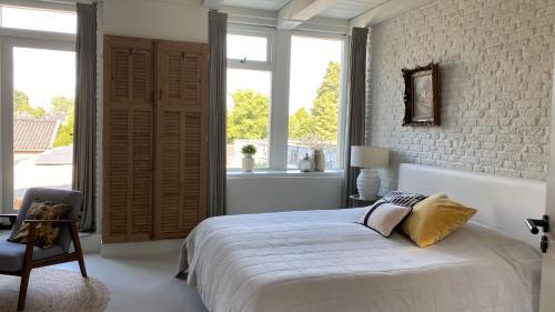 梅珀尔bij DE RODE DEUR的一间卧室设有一张床和一个大窗户