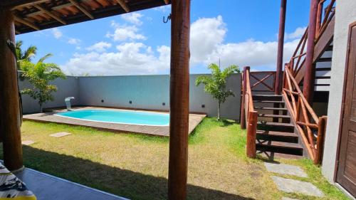 AmontadaVilla Recanto do Mar - Icaraizinho de Amontada的一座位于庭院内的游泳池,旁边设有楼梯