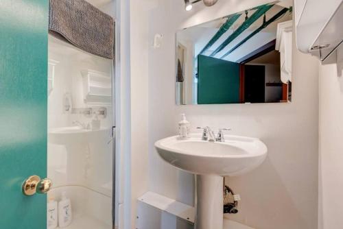 班夫Banff Three Bedroom Basement Suite的白色的浴室设有水槽和镜子