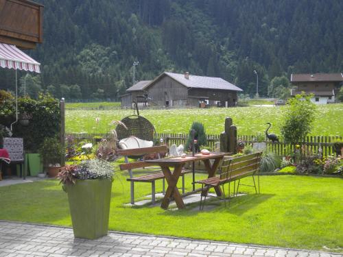 迈尔霍芬Haus Waidmannsheil的野餐桌椅,带田野的院子
