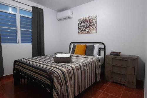 Casa Rosairis的一间卧室配有一张床、一个梳妆台和一扇窗户。